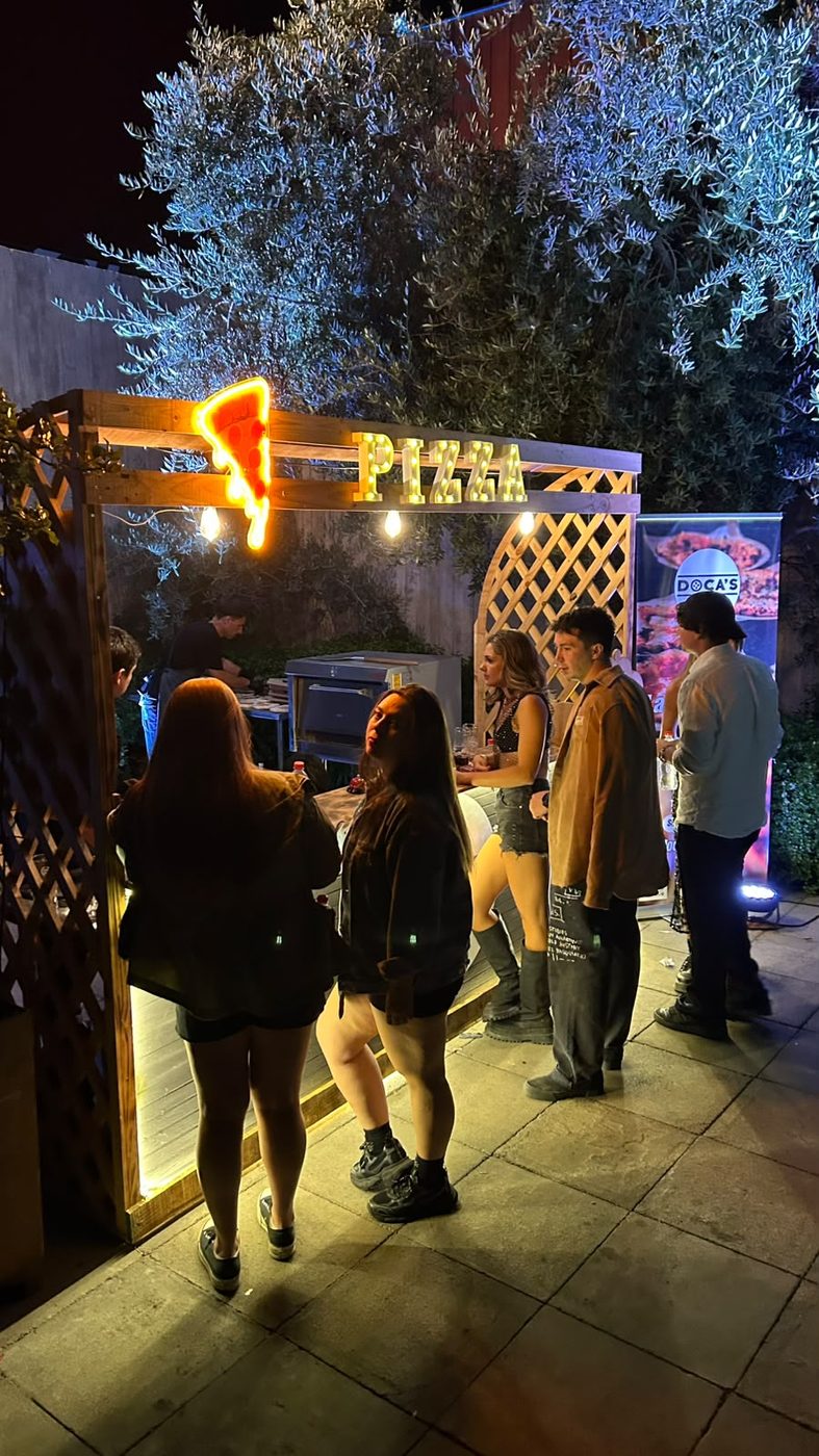 Barra de pizza Doca's ambientada para evento nocturno
